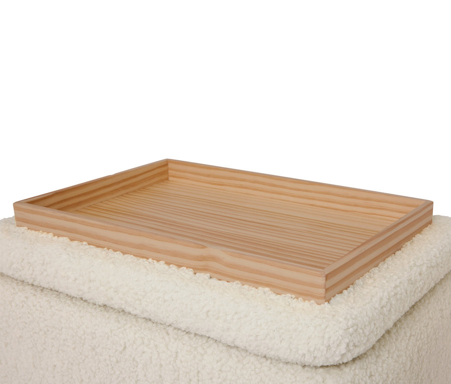 Un plateau en bois rectangulaire repose sur un tabouret blanc laineux.