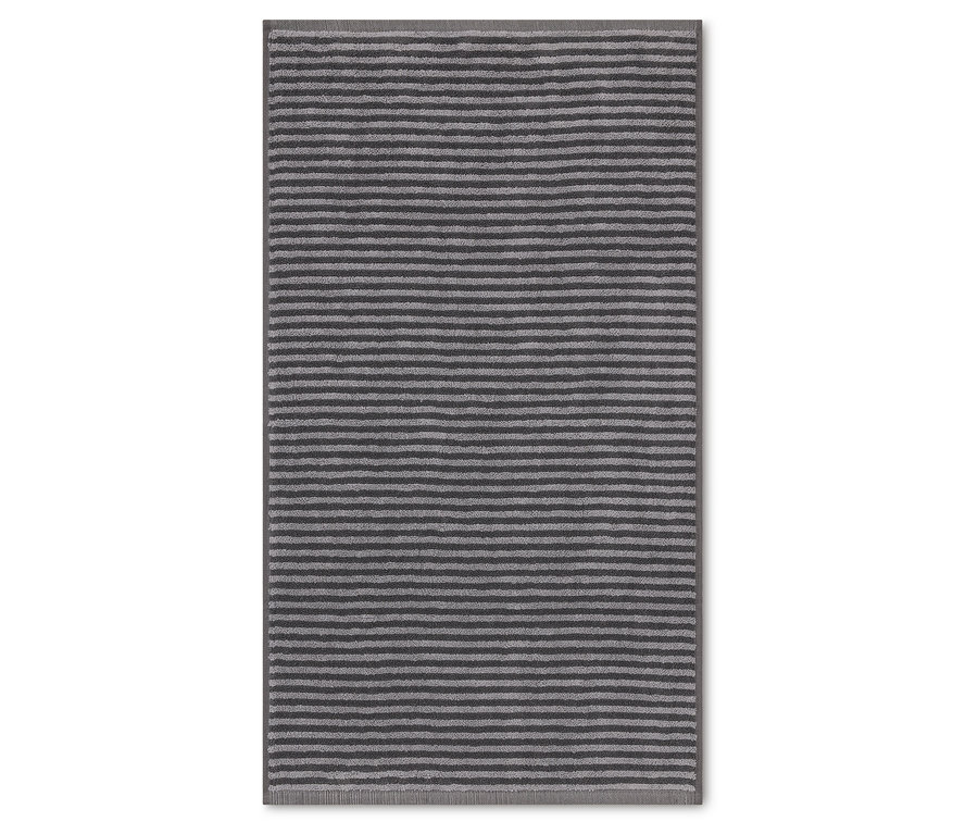 Tapis gris à rayures horizontales.