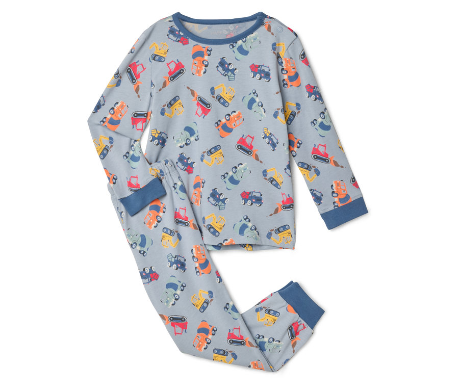 Un pyjama gris avec un motif de véhicules de construction est posé sur un fond blanc.