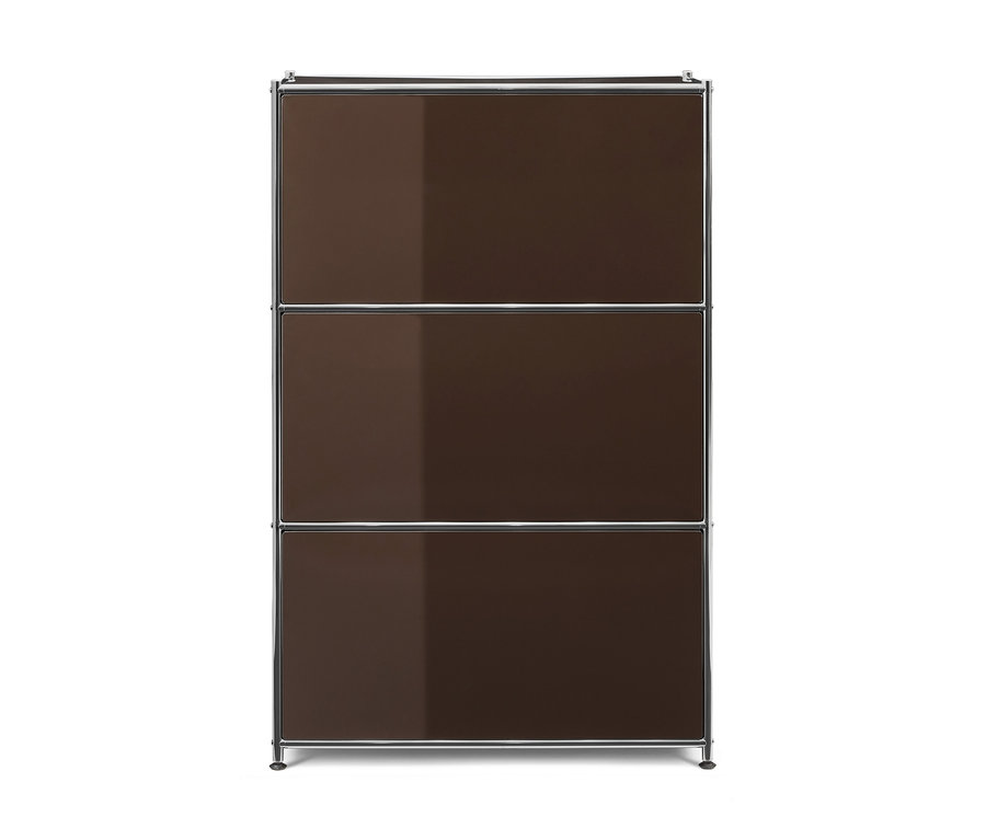 Une haute étagère modulaire rectangulaire avec un cadre chromé et trois compartiments marron foncé, posée sur un fond blanc.
