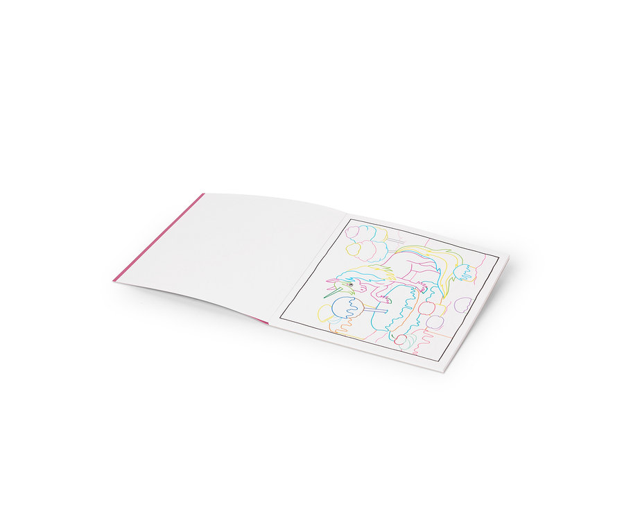 Livre de coloriage ouvert avec une tranche rose, montrant une page gauche vierge et une page droite avec une licorne, une sucette et des nuages aux contours arc-en-ciel.