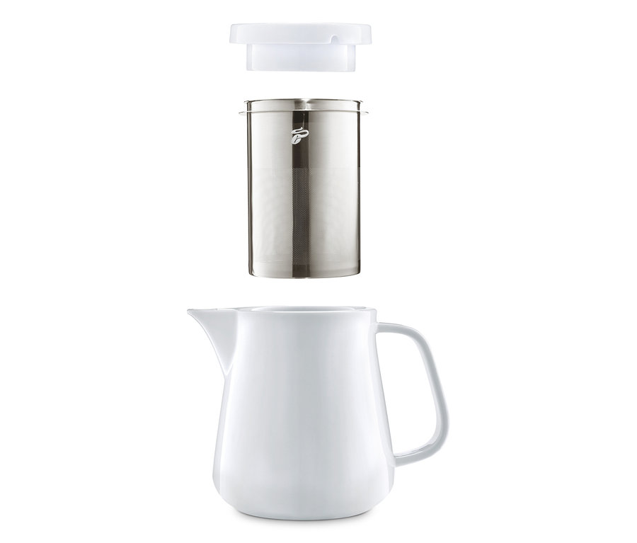 Une cafetière en céramique blanche démontée avec filtre et couvercle.