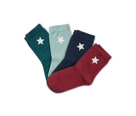 Quatre paires de chaussettes avec étoile en tons de vert, bleu et rouge.