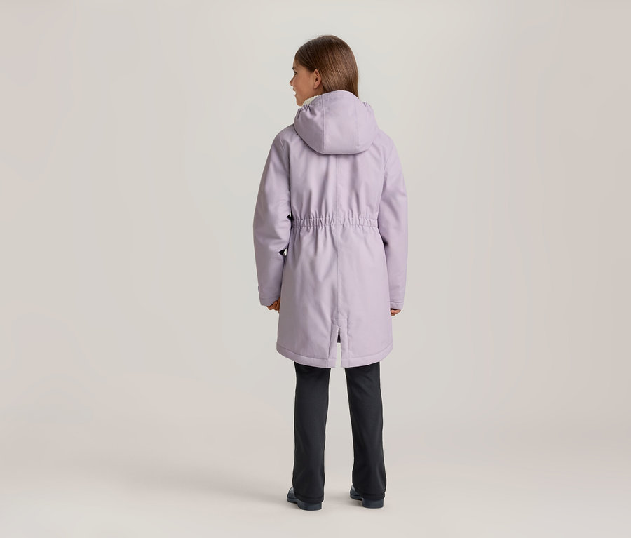 Une jeune personne est debout, dos au spectateur, vêtue d'une veste à capuche violet clair avec un cordon de serrage à la taille et d'un pantalon foncé.
