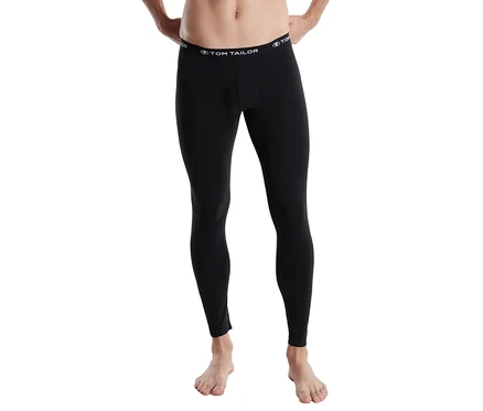 Personne portant un caleçon long noir Tom Tailor, debout pieds nus sur fond blanc.