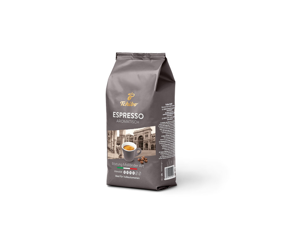 Un paquet de 1 kg de café expresso aromatique en grains Tchibo. Une tasse à café est illustrée sur l'emballage.