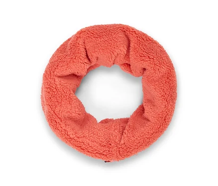 Tour de cou corail en fausse fourrure sur fond blanc.