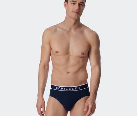 Homme portant un slip SCHIESSER Rio bleu foncé avec une ceinture à logo blanc.