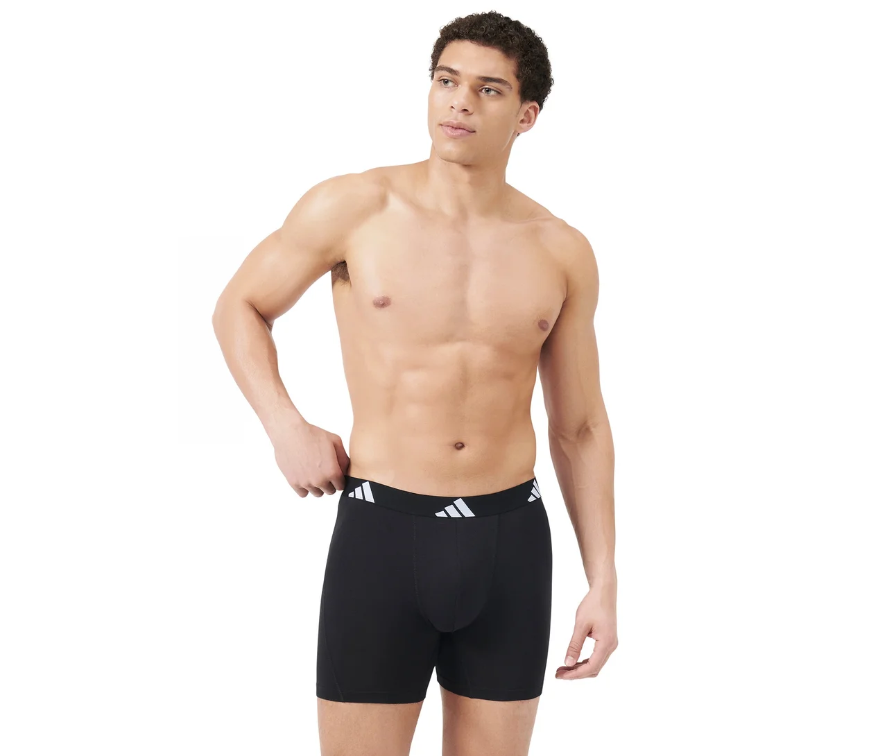 Homme torse nu portant un boxer noir avec une ceinture blanche à logo adidas, regardant vers la droite, la main gauche sur la ceinture.