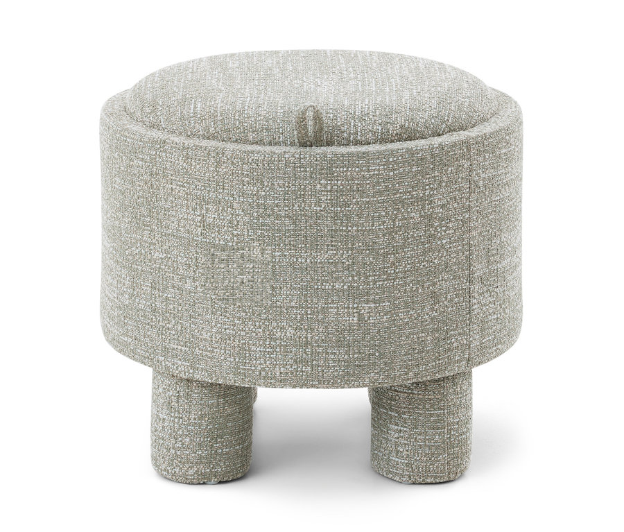 Pouf rond rembourré de couleur vert-gris clair avec une surface texturée, trois pieds courts et une petite poignée en boucle sur le dessus.