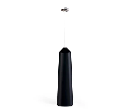 Mousseur à lait à batterie rechargeable noir avec une tête fouet argentée, produisant de la mousse blanche.