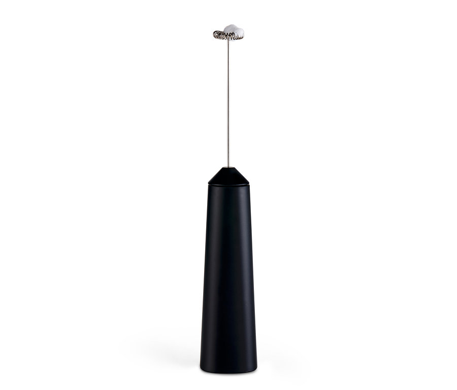 Mousseur à lait à batterie rechargeable noir avec une tête fouet argentée, produisant de la mousse blanche.