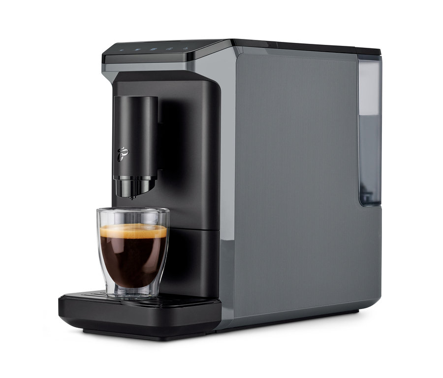 La machine à café «
Esperto mini
» remplit une tasse de café.