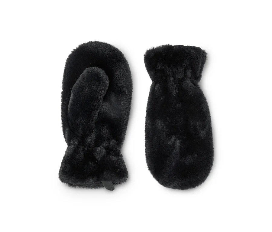Deux moufles noires en fausse fourrure sont posées sur un fond blanc. La moufle gauche est inclinée, montrant le pouce, tandis que la moufle droite est à plat.