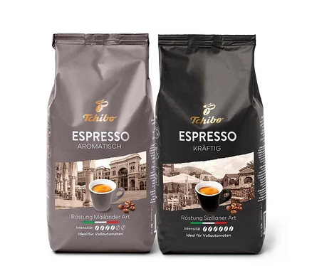 Deux paquets de café Tchibo Espresso, un gris et un noir. Expresso – set de best-sellers.