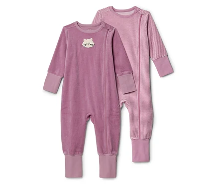 Deux grenouillères pour bébé sont posées côte à côte. À gauche, une grenouillère violette en tissu doux avec une broderie de chat blanc sur la poitrine et une fermeture éclair. À droite, une grenouillère violette rayée avec de fines rayures horizontales et une fermeture éclair. Les deux ont des poignets d'un violet plus clair.