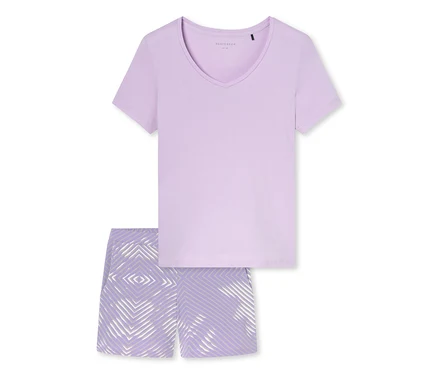 Ensemble de pyjama deux pièces violet clair avec un t-shirt à col en V et un short à motifs, posé sur un fond blanc.