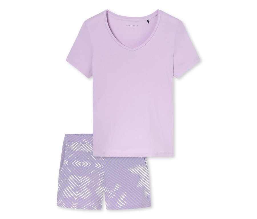 Ensemble de pyjama deux pièces violet clair avec un t-shirt à col en V et un short à motifs, posé sur un fond blanc.