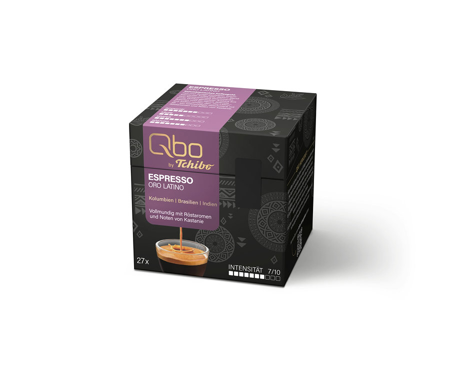 Boîte noire de capsules de café Qbo by Tchibo Espresso Oro Latino avec une bande violette, indiquant son origine de Colombie, Brésil et Inde, des arômes torréfiés corsés et des notes de châtaigne. La boîte contient 27 capsules et une intensité de 7/10.