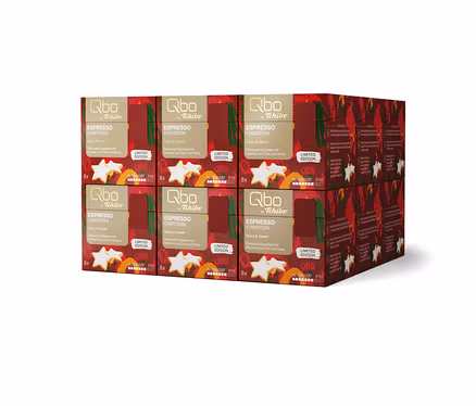 Plusieurs paquets rouges et bruns de capsules de café Qbo by Tchibo Espresso Zimtstern sont empilés. Chaque paquet montre un biscuit blanc en forme d'étoile, l'indication "8x" et est marqué "Limited Edition".