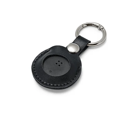 Tracker intelligent noir avec anneau porte-clé sur fond blanc.