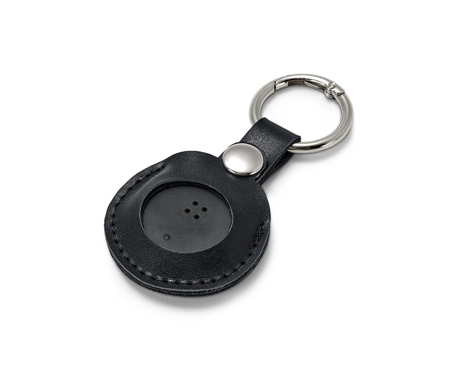 Tracker intelligent noir avec anneau porte-clé sur fond blanc.