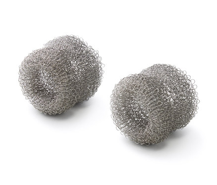 Deux anneaux anti-calcaire sur fond blanc.