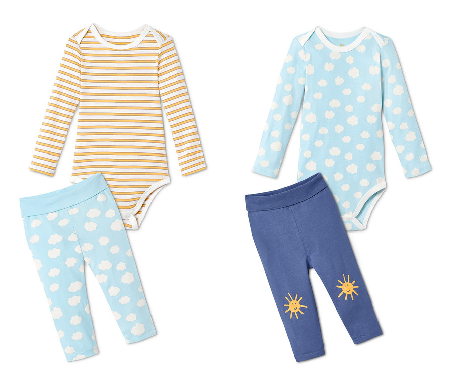 Ensemble 4 pièces pour bébé en coton bio : un body rayé jaune et blanc avec un pantalon bleu clair à nuages ; un body bleu à nuages et un pantalon bleu à soleils.