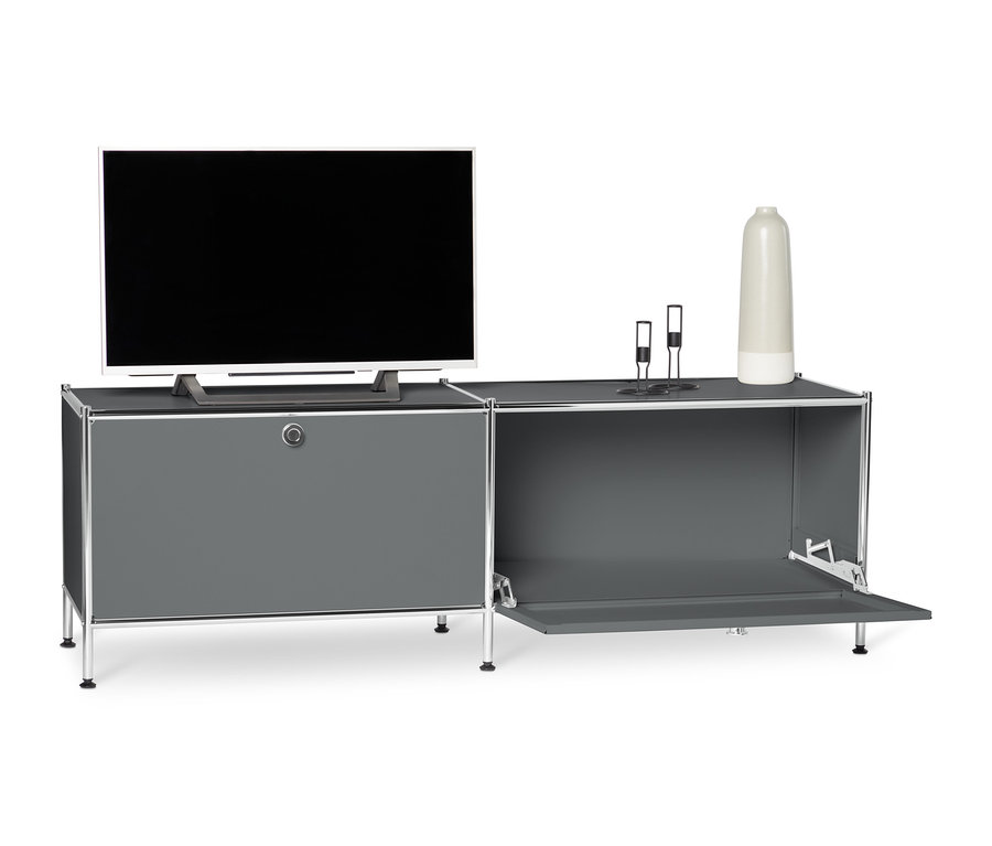 Meuble bas en métal « CN3 » gris à abattants avec une télévision dessus.