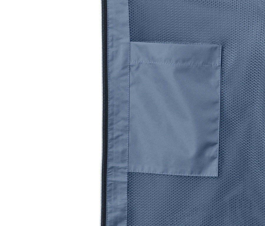 Gros plan sur une veste de pluie unisexe bleue avec une poche et une fermeture éclair.