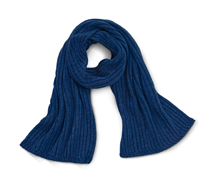 Une écharpe en maille bleue posée sur un fond blanc.