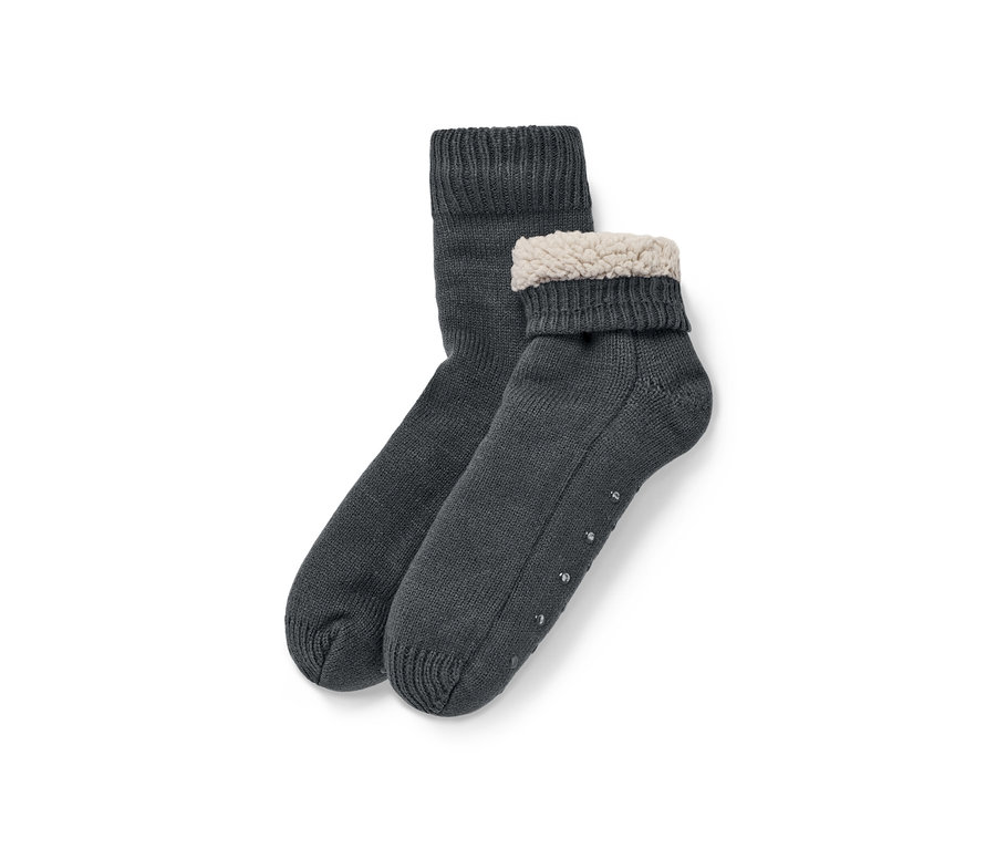 Deux chaussons-chaussettes superposés dont un retroussé avec un bord en peluche.