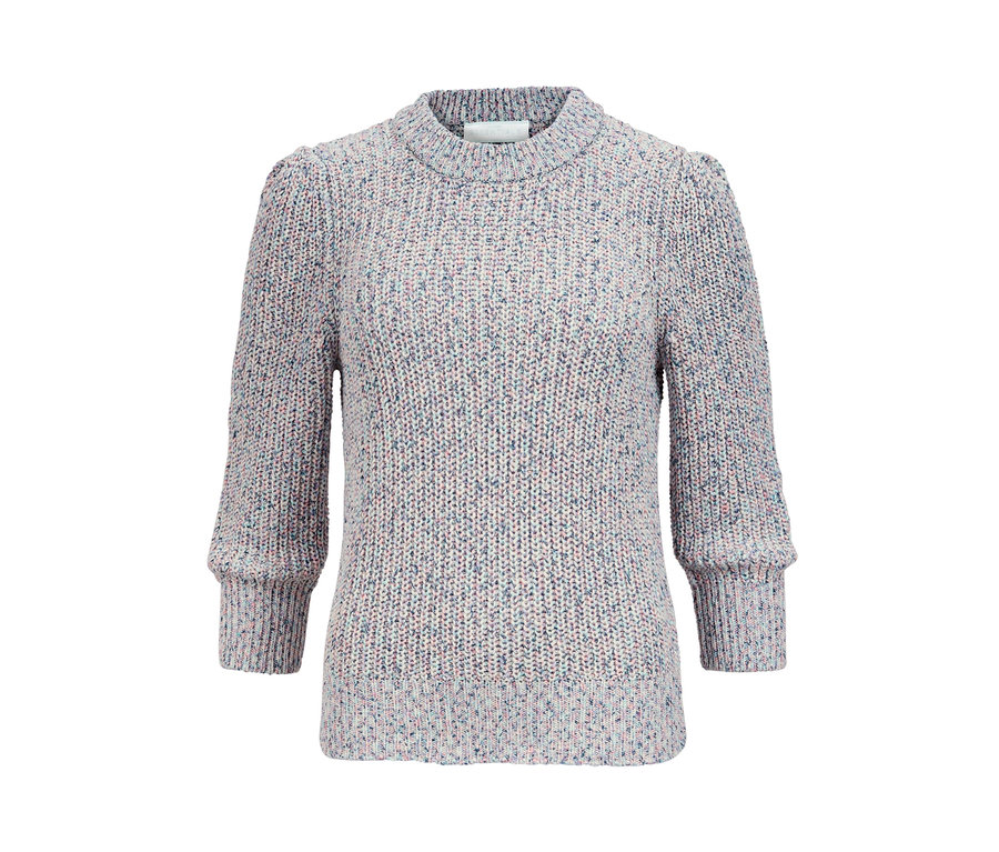 Détail d'un pull tricoté en fil à bandelettes.