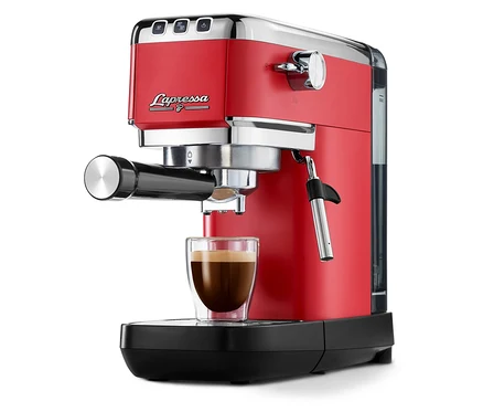 Une machine à porte-filtre «	Lapressa	» rouge avec une tasse de café.