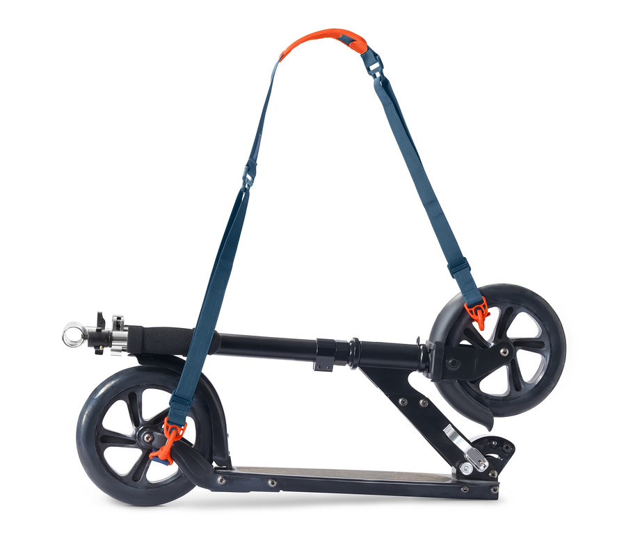 Trottinette noire avec bandoulière multifonction.