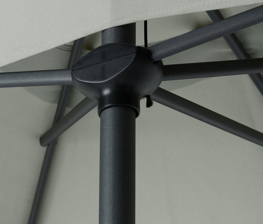 Détail d'un demi-parasol avec un tissu gris et une structure gris foncé.