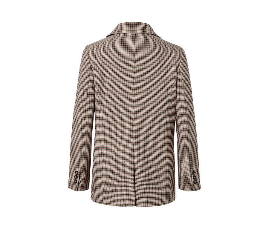 Détail du dos d'un blazer à carreaux.