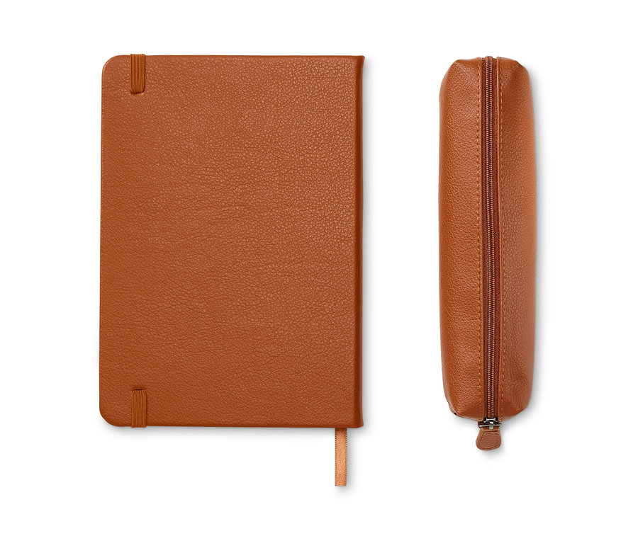 Un carnet de notes marron et une trousse à crayons sont posés côte à côte sur un fond blanc.