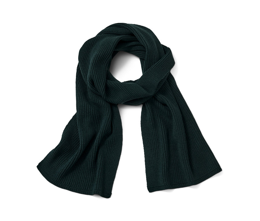 Une écharpe en maille vert foncé est posée sur un fond blanc.