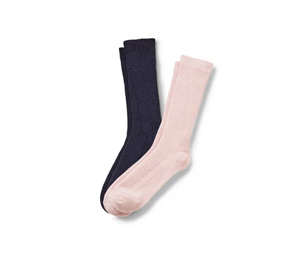 Deux paires de chaussettes côtelées, une paire bleu marine, une paire rose, posées sur un fond blanc.