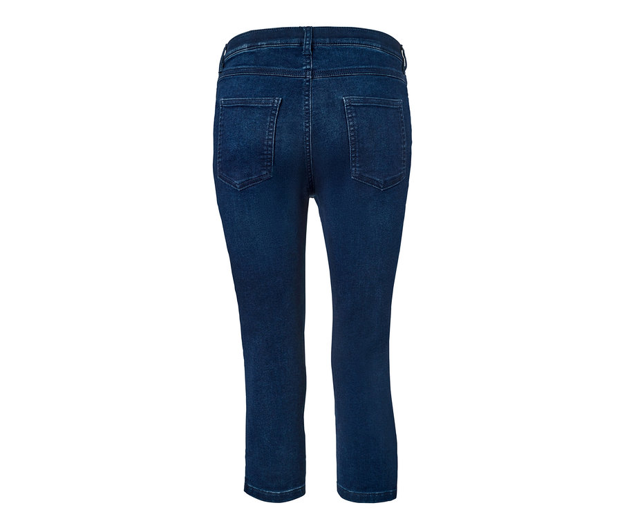 Vue détaillée de l'arrière d'un jegging court. Le tissu denim est bleu foncé.