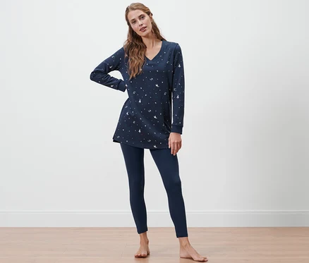 Femme posant en pyjama avec legging.