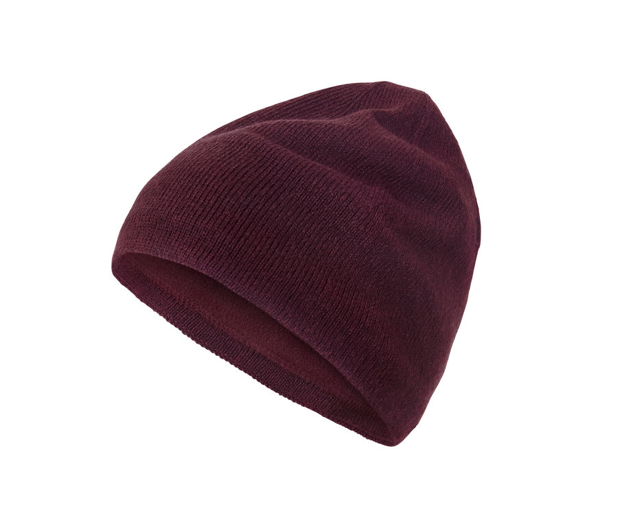 Un bonnet en maille bordeaux sur fond blanc.