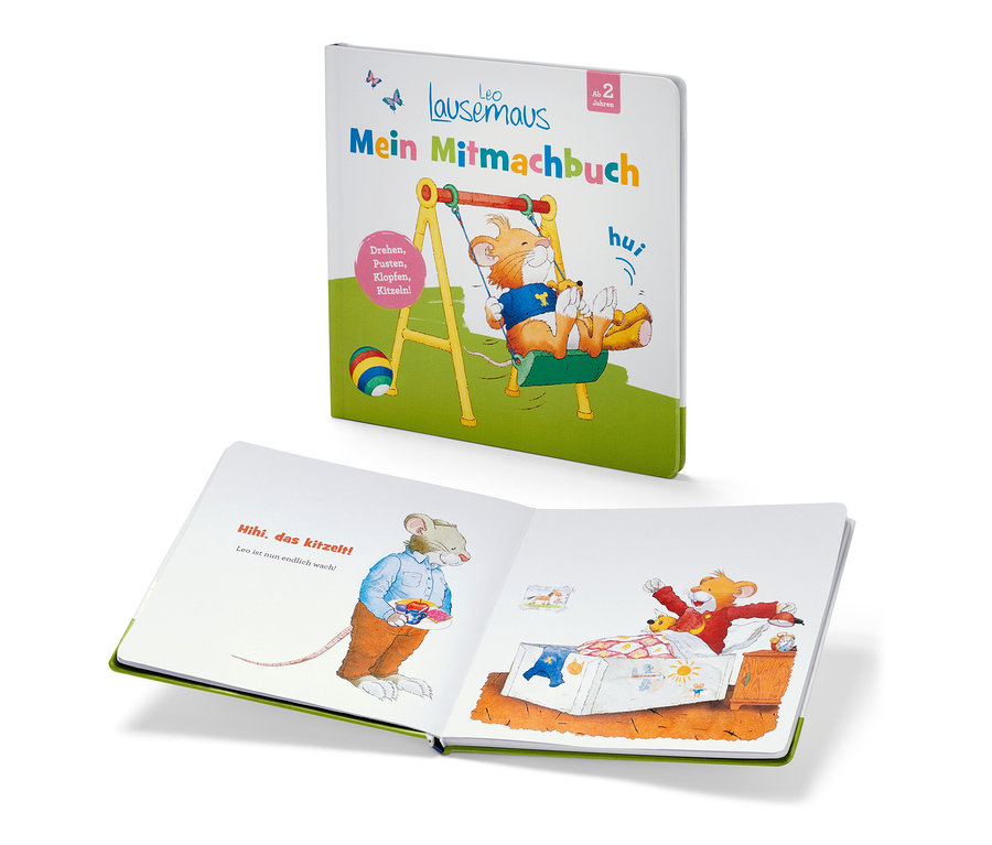Deux livres « Leo Lausemaus – mein Mitmachbuch » (en Allemand). Sur la couverture, Leo est sur une balançoire. Dans le livre ouvert, Leo se fait chatouiller et Leo se réveille.