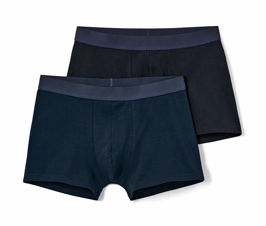 Deux boxers, un bleu foncé rayé, l'autre noir.