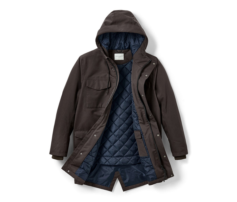 Une parka marron à capuche avec une doublure matelassée bleu foncé posée sur un fond blanc.