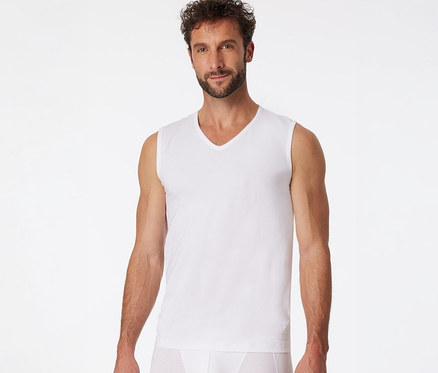Homme portant un débardeur SCHIESSER blanc à col en V et un slip blanc.