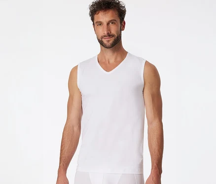 Homme portant un débardeur SCHIESSER blanc à col en V et un slip blanc.