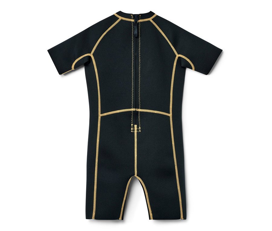 Combinaison de néoprène noire pour enfant avec des manches courtes et des coutures décoratives dorées.