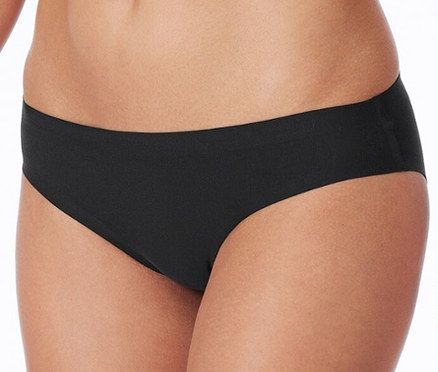Femme portant un slip rio invisible SCHIESSER avec du coton, noir.